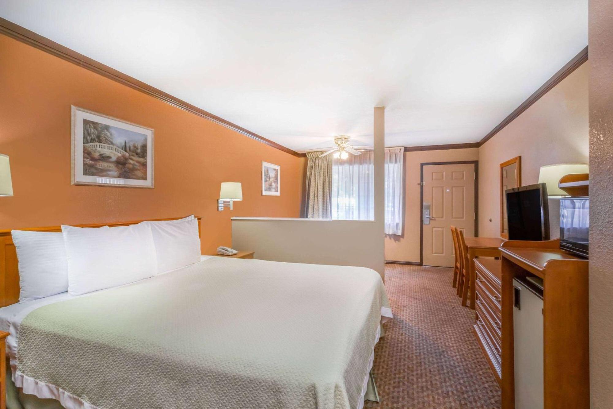 Days Inn By Wyndham Bishop Extérieur photo