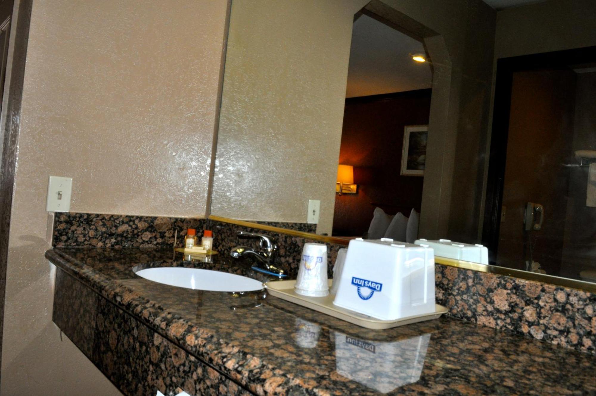 Days Inn By Wyndham Bishop Extérieur photo