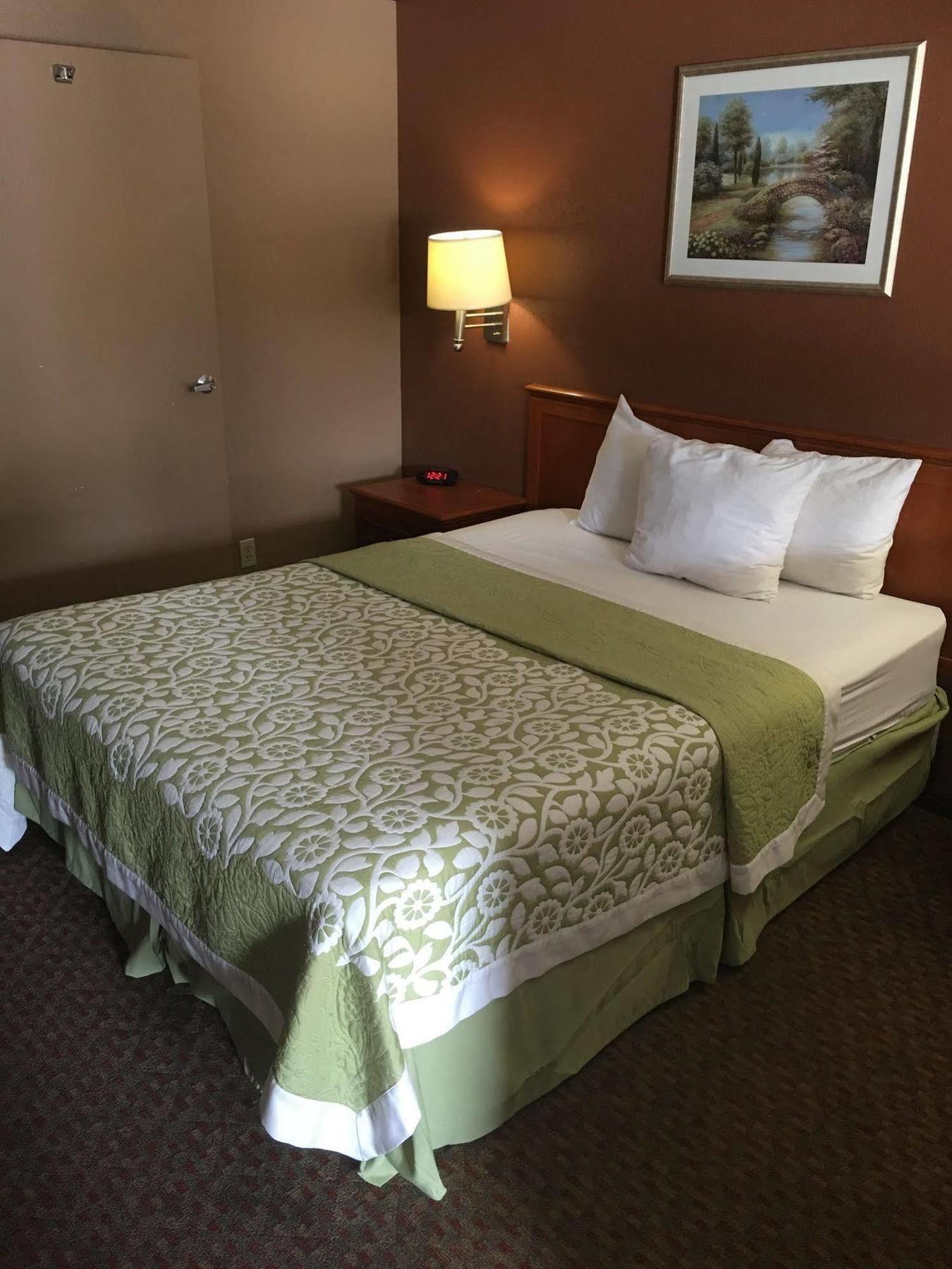 Days Inn By Wyndham Bishop Extérieur photo